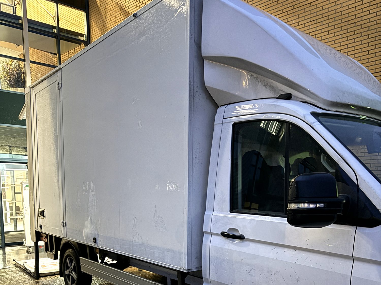 Bakwagen van MKF Business Solutions met geopende laadklep